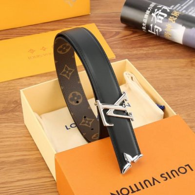 特P190 本款 Lv Iconic 双面腰带以纤细剪裁迎接新季，搭配标志性 Iconic 搭扣，无论展现 Monogram Reverse 帆布或素雅牛皮革，