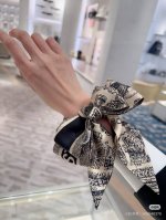 Dior迪奥Twilly丝巾，巴黎地图 款式经典，造型修长，两端尖角设计，背面饰以对比鲜明的Christian Dior标志条形图案。 上身效果非常赞！随意一搭