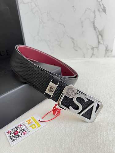 品名：Versace.范思哲原单腰带 皮带 型号：挂扣，经典人头纯钢材质扣头，头层牛皮，图片实物拍摄 材料：百分百头层牛皮，保证真皮。24K纯钢扣双面可用专柜同