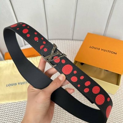 特 片裝1 寬：40Mm 驢家新品 寬度40Mm 原單新品 ，全新獨特設計的色彩圖案 與專櫃一致 搭配進口原廠小牛皮 搭配新款凹凸搭扣 雙面可用 質感超級好