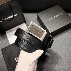 Dg，宽3.5Cm Dolce&Gabbana 全新小牛皮腰带，干练摩登配饰，缀以缎纹金色电镀金属细节。 小牛皮腰带，缀以缎纹金色电镀金属细节：