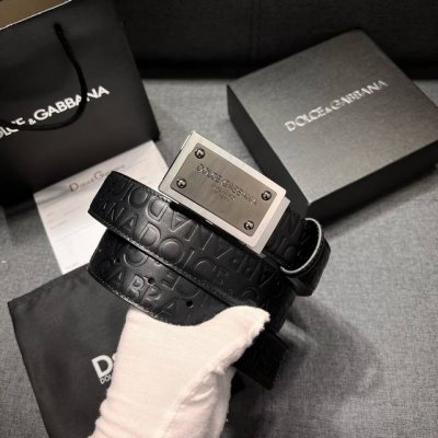 Dg，宽3.5Cm Dolce&Gabbana 全新小牛皮腰带，干练摩登配饰，缀以缎纹金色电镀金属细节。 小牛皮腰带，缀以缎纹金色电镀金属细节：