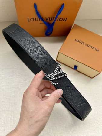 Lv Shadow 腰带拥有 Monogram Shadow 皮革的经典风尚和素面皮革的内敛格调，再为 Lv 搭扣描绘珐琅条纹，以摩登笔触焕新男士衣橱 - 点击图像关闭