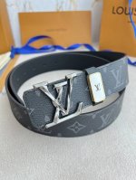 品名： Lv..路易..威登腰带皮带原单 型号：挂扣，新款经典纯钢材质挂扣，头层牛皮，图片实物拍摄 材料：头层牛皮，挂扣系列，纯钢材质扣头，钯镀电镀工艺永不掉色