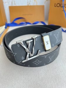 品名： Lv..路易..威登腰带皮带原单 型号：挂扣，新款经典纯钢材质挂扣，头层牛皮，图片实物拍摄 材料：头层牛皮，挂扣系列，纯钢材质扣头，钯镀电镀工艺永不掉色