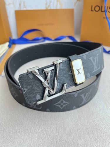 品名： Lv..路易..威登腰带皮带原单 型号：挂扣，新款经典纯钢材质挂扣，头层牛皮，图片实物拍摄 材料：头层牛皮，挂扣系列，纯钢材质扣头，钯镀电镀工艺永不掉色