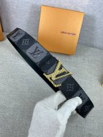 特P180 路易威登男装艺术总监 Virgil Abloh 与 Nigo 再度携手，令 Lv Pyramide Stripes 40 毫米双面腰带融汇日本街头文