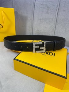 宽度4.0Cm Fendi 芬迪 此款平纹腰带搭配双F 镶钻钢扣相呼应 专柜新款不管是商务 休闲都能完美搭配 扣头金 白真空电镀。