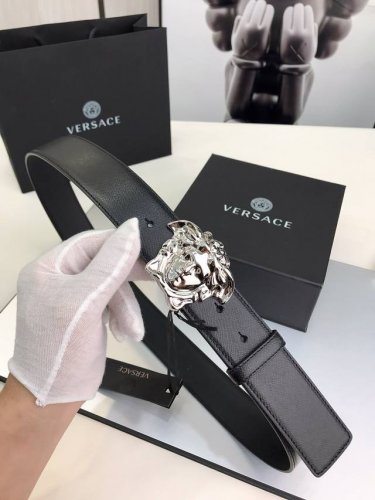 范思哲皮革腰带，以经典 Versace 美杜莎头像装饰，增添造型魅力。完美时尚必备单品。4.0Cm宽