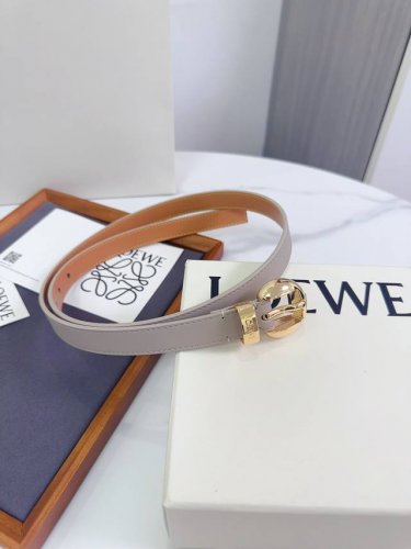 特 Loewe 罗意威专柜最新同款腰带 选用光滑牛皮革窄款腰带 配有Anagram Pebble针扣 卓越的工艺 个性的造型 精美的材质 宽:2.0Cm