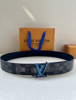 Lv 4.0宽Initiales Damoflage 双面腰带巧妙融入 Pharrell Williams 打造的像素化 Damoflage 图案，以深邃色调含