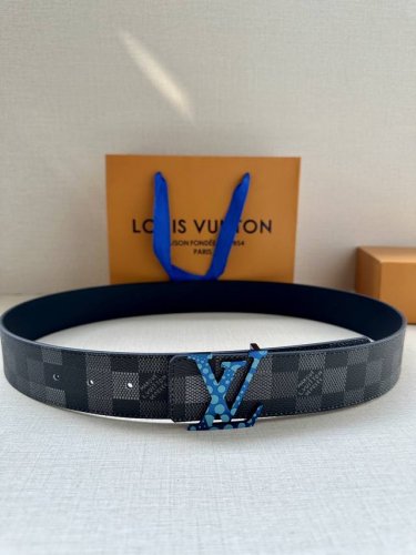 Lv 4.0宽Initiales Damoflage 双面腰带巧妙融入 Pharrell Williams 打造的像素化 Damoflage 图案，以深邃色调含