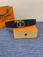 品牌Lv 4．0Cm 描述这款饰有Lv带扣的腰带配以水牛皮衬里，覆以Monogram 牛皮。展现细腻的品牌特质，是牛仔裤的理想配件 Lv字母带扣 Monogra
