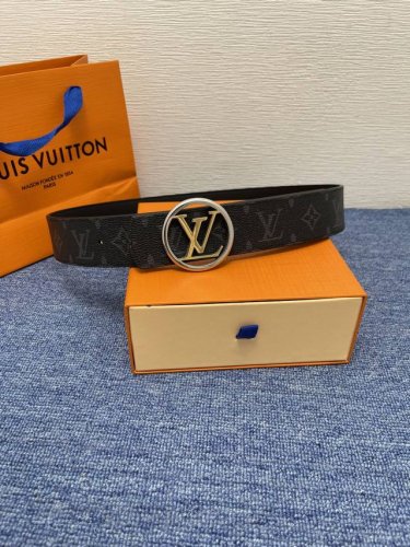 品牌Lv 4．0Cm 描述这款饰有Lv带扣的腰带配以水牛皮衬里，覆以Monogram 牛皮。展现细腻的品牌特质，是牛仔裤的理想配件 Lv字母带扣 Monogra