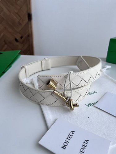 Bv 2025最新款女士编织Andiano腰带 纯手工Intreccio大格子编织 搭配标志性纽结搭扣 长度可调节伸缩 宽度3厘米 颜色: 石膏白