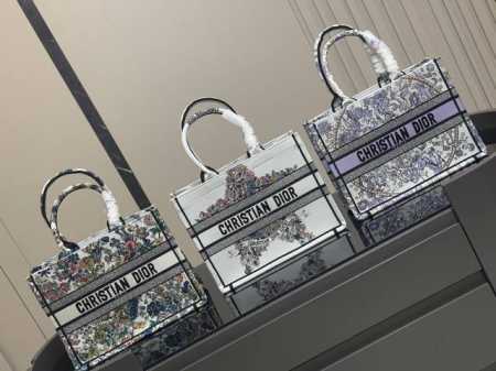 配折叠盒丝巾 Dior 原版布提花 Dior Book Tote今年最喜欢的一款购物袋 Tote我用的次数最多的包 迪奥因为容量超级大 不管什么东西都向里面放 - 点击图像关闭