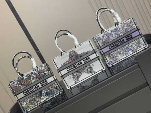 配折叠盒丝巾 Dior 原版布提花 Dior Book Tote今年最喜欢的一款购物袋 Tote我用的次数最多的包 迪奥因为容量超级大 不管什么东西都向里面放