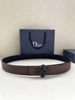 宽度3.5Cm 这款 35 毫米双面腰带结合典雅气质与摩登风范。双面均采用粒面牛皮革精心制作，一面为黑色，另一面为多色搭配供您选择、腰带长度可调节，可与各式 3