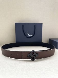 宽度3.5Cm 这款 35 毫米双面腰带结合典雅气质与摩登风范。双面均采用粒面牛皮革精心制作，一面为黑色，另一面为多色搭配供您选择、腰带长度可调节，可与各式 3