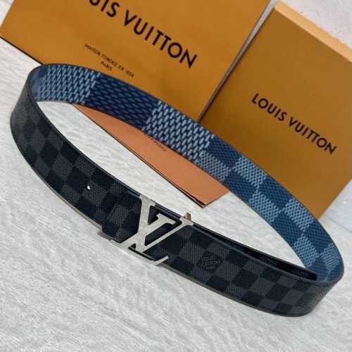 Lv 宽4.0Cm 双面腰带将两式经典融于一处。Monogram 印花瞩目放大，与焕新 Monogram Giant 系列相得益彰；Monogram 帆布在另一
