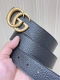 -Gg Marmont系列搭扣双面腰带，一面缀饰品牌标志性图案，另一面以中性色调皮革打造。此款双面腰带采用皮革与Gg字母图案涂层织物打造，搭配标志性双G搭扣，3