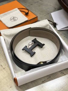 特 Hermes爱马仕 全套包装 宽度3.8Cm 进口双面原版牛皮荔枝纹带身，配搭经典H钢扣 可双面使用；欣赏享用完美的设计和优质的皮料精细工艺，不容错过的产品