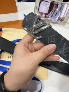lv 路易威登 全套包装 40Mm宽度 正品一体铸造五金钢扣，原厂皮料 双面原厂定制面料，可双面使用！区别市场货