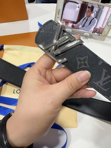 lv 路易威登 全套包装 40Mm宽度 正品一体铸造五金钢扣，原厂皮料 双面原厂定制面料，可双面使用！区别市场货