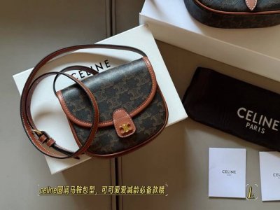 配盒 Size：15*11Cm Besace Mini 精致小可爱、大手机没办法容纳 Celine 这波新款马鞍包， 真的让我一眼沦 背上它，瞬间Get那种Ef