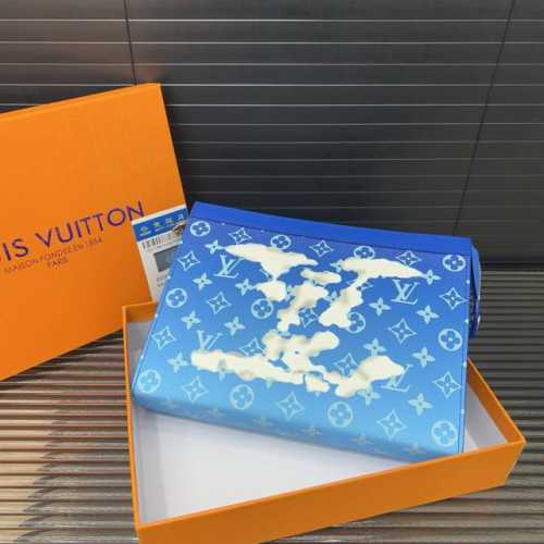 Louisvuitton 路易威登 Lv Pochette Voyage 蓝天白云印花手袋男士手拿包 洗漱包 实物拍摄 原厂原版面料 配送 礼盒 27 X 21