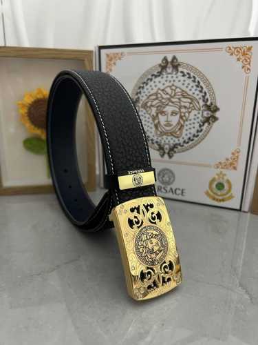 品名：Versace.范思哲 材质：原单牛皮腰带 百分百头层牛皮腰带保证真皮，24K纯钢扣，专柜原单品质、做工精细，时尚大牌，送人自用首选 包装： 请认准如图专