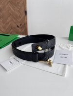 Bv 2025最新款女士编织Andiano腰带 纯手工Intreccio大格子编织 搭配标志性纽结搭扣 长度可调节伸缩 宽度3厘米 颜色: 黑色