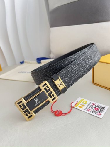 品名： Lv..路易..威登腰带皮带原单 型号：挂扣，经典纯钢材质字母挂扣，头层牛皮，图片实物拍摄 材料：头层牛皮，挂扣系列，纯钢材质扣头，钯镀电镀工艺永不掉色