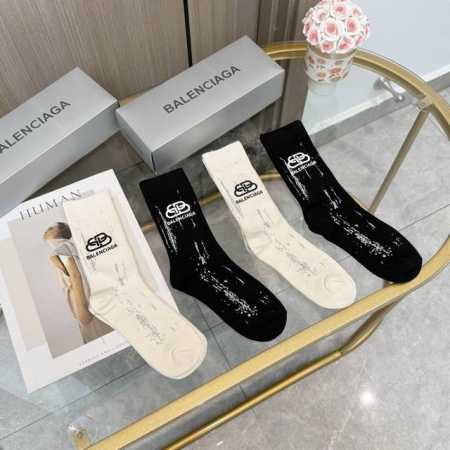 配包装 一盒四双 Balenciaga 巴黎世家 超级爆款网红袜子 巴黎家官网同步硅胶字母小腿袜，Ins明星网红推荐火爆至极纯棉材质，轻薄柔软透气，四季通用，欧 - 点击图像关闭