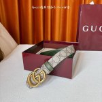 Gucci这款30Mm腰带一面为柔软Gg Supreme帆布，另一面为绿色牛皮革，搭配可拆卸互扣式双G搭扣，双面可用，潮流时尚，为整个设计添注别致魅力。