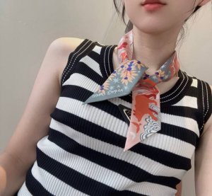 爱马仕新款Twilly， 玛雅丛林 顶级斜纹真丝打造 超精细的印花 字迹非常清晰 规格：5X86Cm，100%斜纹真丝双层双面