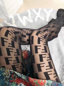 特 配专柜包装 Fendi 芬迪 火爆欧美植绒丝袜，光腿季节已过 这种天气太太需要丝袜了。 出口日本专柜的丝袜...纯正正货！超性感超好看好的丝袜绝对是显腿美的