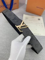 本款 Lv Initials 双面腰带拥有 Monogram Eclipse Reverse 图案和素净牛皮革两式风尚，闪耀 Lv 字母搭扣的瞩目光彩，为经典设