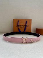 3.0宽本款 Pretty Lv 双面腰带以耀目金属雕琢 Lv Initiales 搭扣和末端的不完整 Monogram 花卉，凝聚工艺淬炼和创意巧思。华美皮革
