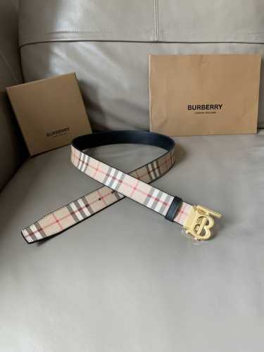 特 Burberry 巴宝莉 专柜同款 男士休闲双面用腰带 宽3.5 Cm 精选品牌标志性 London 格纹，搭配平滑小牛皮反面设计。饰牌搭扣点缀品牌专属标识