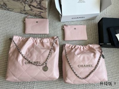Chanel 垃圾袋 22手袋正品皮限定色粉色 皮质细腻有光泽，既柔软又耐磨，两者兼具 简简单单的外观却藏着不少设计师的高级设计，镂空的 Chanel Logo