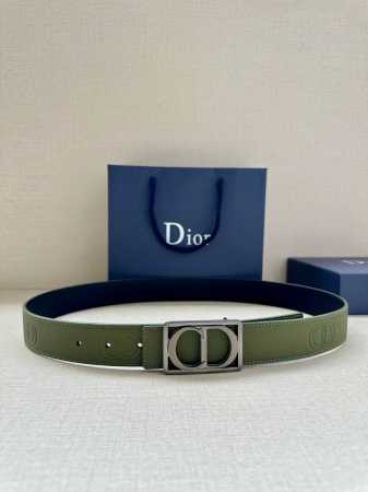 特 宽度3.5cm Dior 这款腰带扣是春、秋季新品，采用金属覆层纯不锈钢打造镂空金属饰牌，中间突显 CD Icon 标志。可与各式 35 毫米腰带搭配，提升 - 点击图像关闭