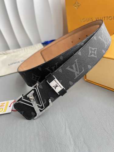 品名： Lv..路易..威登腰带皮带原单P200 型号：挂扣，经典纯钢材质字母挂扣，头层牛皮，图片实物拍摄 材料：头层牛皮，挂扣系列，纯钢材质扣头，钯镀电镀工艺