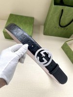 宽度4.0Cm Gucci 互扣式双g带扣腰带，采用热压印技术的gucci Signature蓝色皮革精制而成，触感厚实，印花图案清晰分明。