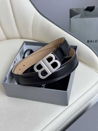 巴黎世家 Balenciaga 宽度3.0Cm 是法国的奢侈品牌，作为时尚界最具影响力品牌之一的地位。设计师源于：都市时尚潮流独特的设计风格，采用进口小牛皮制作 - 点击图像关闭