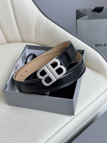 巴黎世家 Balenciaga 宽度3.0Cm 是法国的奢侈品牌，作为时尚界最具影响力品牌之一的地位。设计师源于：都市时尚潮流独特的设计风格，采用进口小牛皮制作
