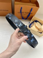 特 Lv新款出货，原版品质，带身4.0Cm宽。采用特色印花图案面料，荔枝纹头层牛皮底制作。搭配精品Lv钢挂扣。商务休闲精品搭配新款。