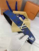 特 4.0宽 Initiales Everyday 双面腰带令 Louis Vuitton 标识加入经典 Monogram 图案，再以丝滑小牛皮演绎沉稳一面，搭