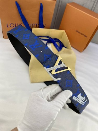 特 4.0宽 Initiales Everyday 双面腰带令 Louis Vuitton 标识加入经典 Monogram 图案，再以丝滑小牛皮演绎沉稳一面，搭