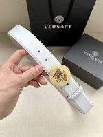 特 P210 宽度4.0Cm Versaec 范思哲 此款时尚腰带由柔软的小牛皮革制成，饰有立体美杜莎！扣头五金采用真空电镀 。